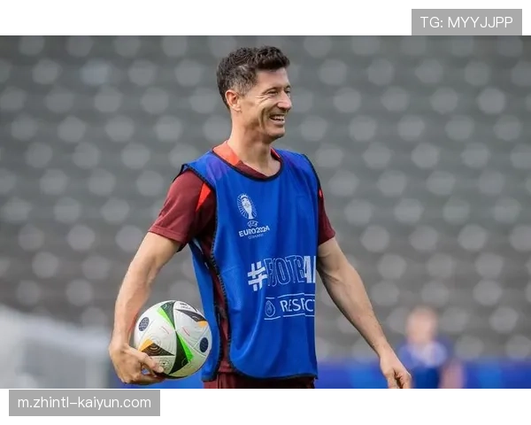 卡尼乔夫斯基前场逼抢积极 波兰前锋防守贡献突出 卡尼乔夫斯基前场逼抢积极 波兰前锋防守贡献突出